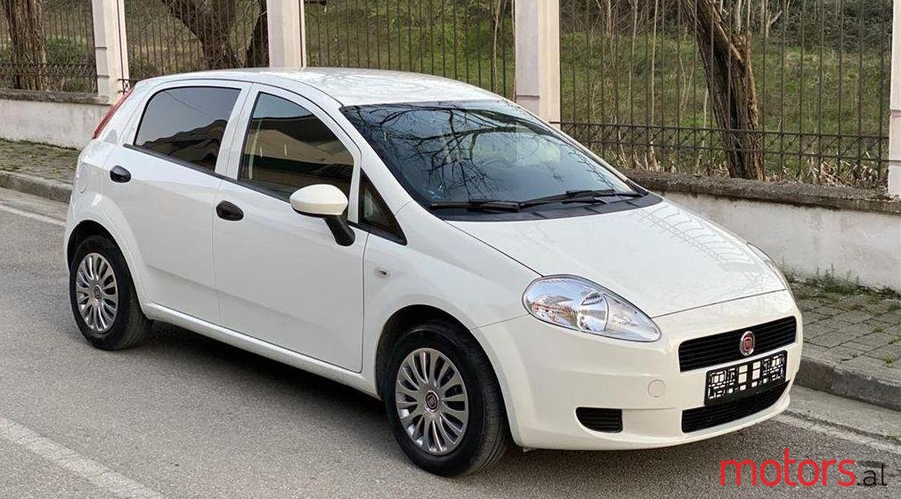 2011' Fiat Grande Punto photo #1