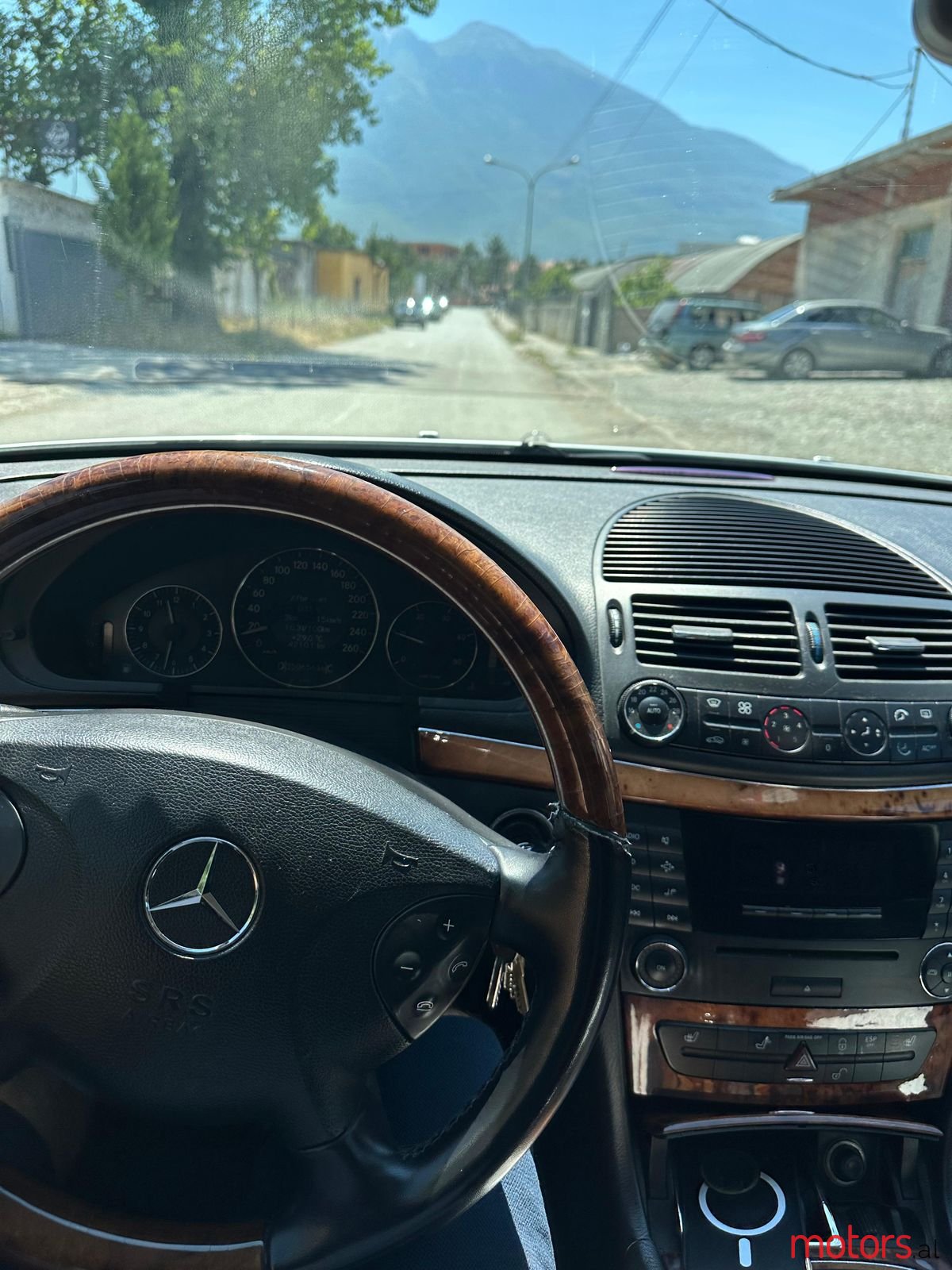 2004' Mercedes-Benz E 220 photo #2