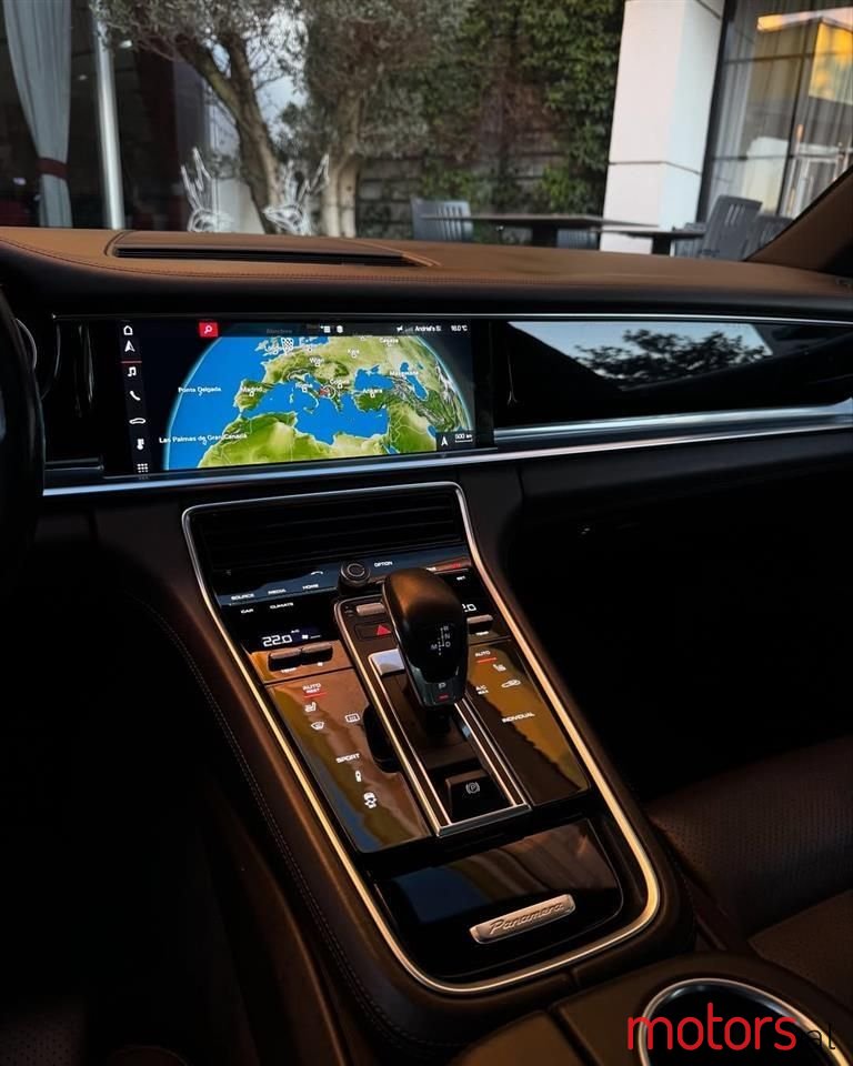 2017' Porsche Panamera photo #2