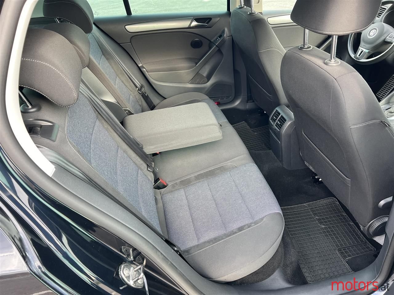 2011' Volkswagen Golf photo #5