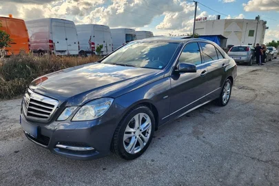 2011' Mercedes-Benz E 220