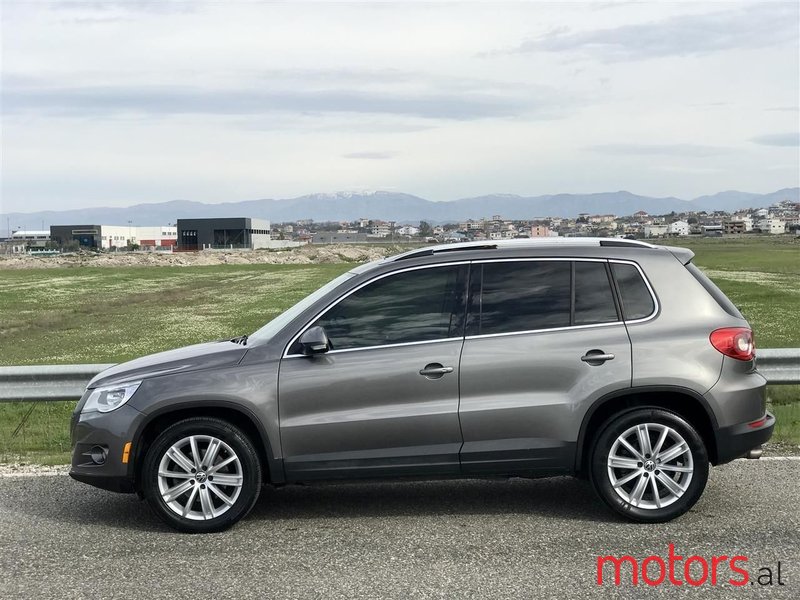 2011' Volkswagen Tiguan photo #5