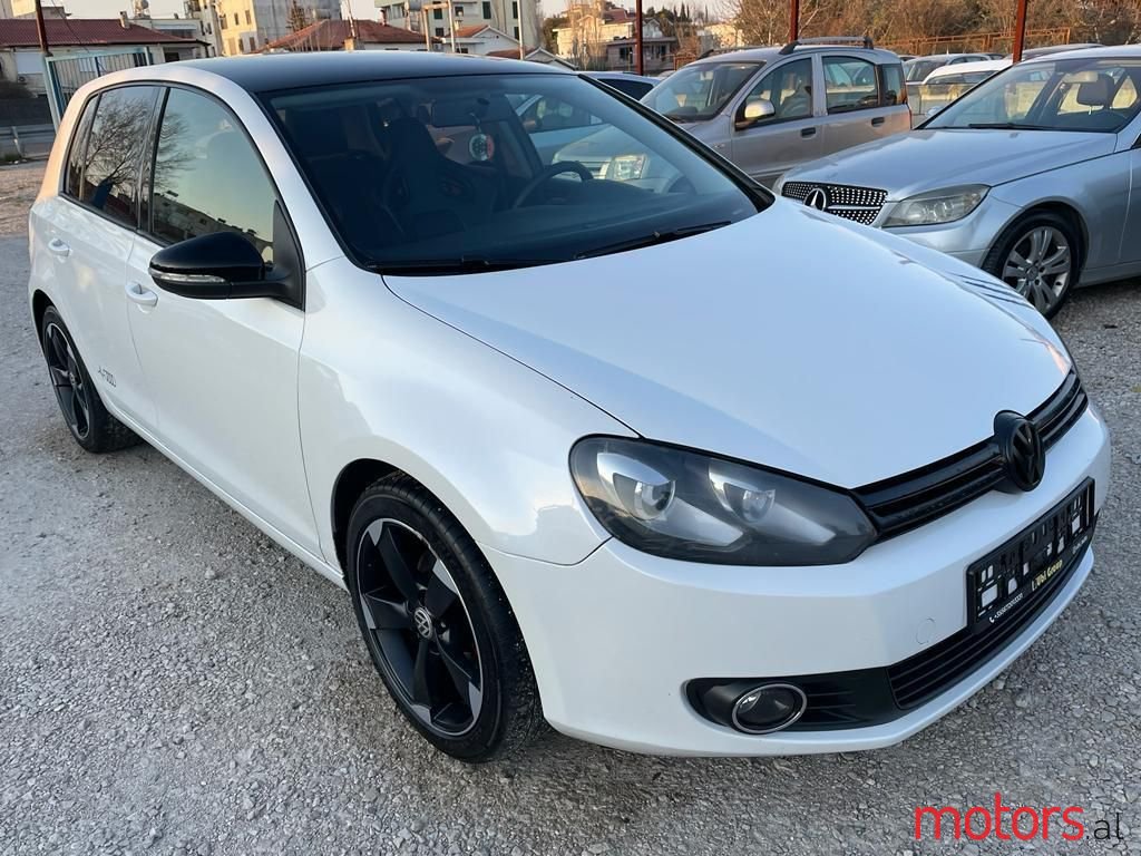 2009' Volkswagen Golf photo #2