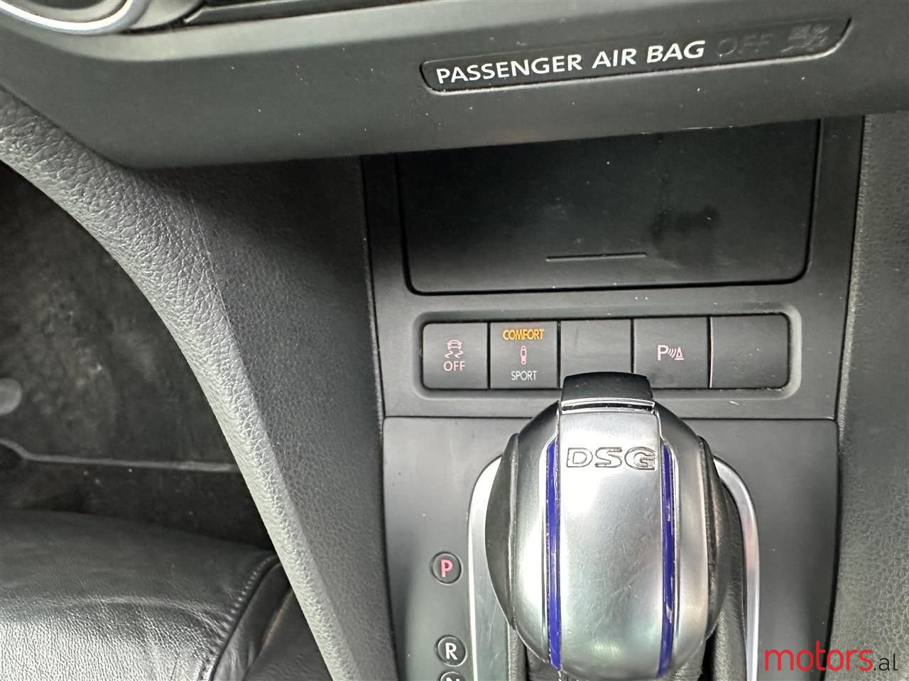 2011' Volkswagen Golf photo #5