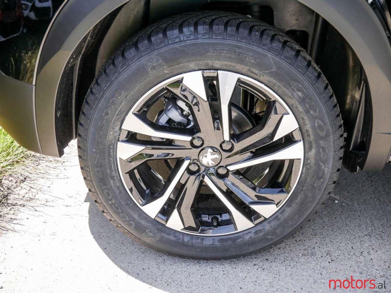 2020' Peugeot 2008 photo #5