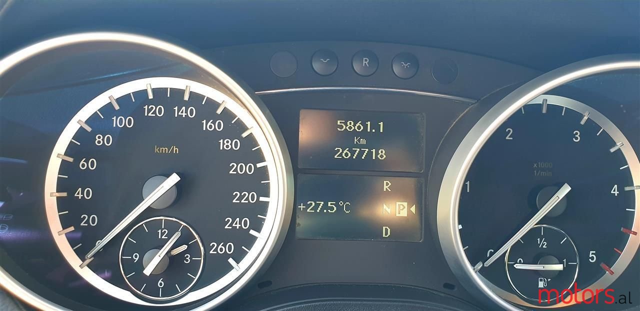 2011' Mercedes-Benz 350 photo #5