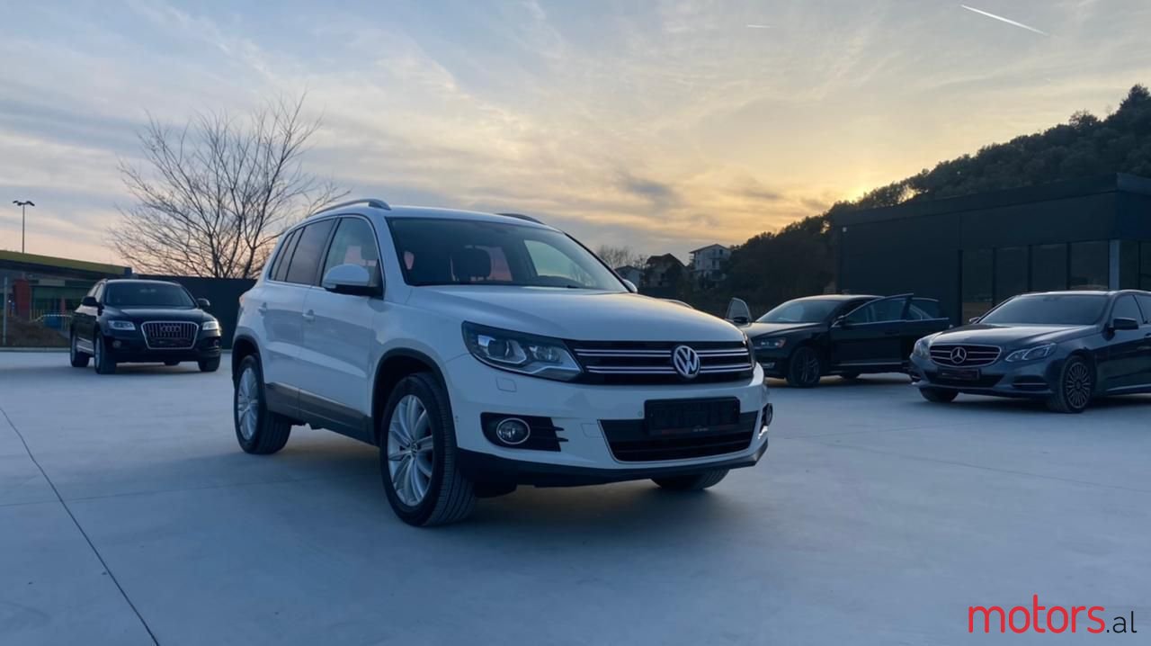 2012' Volkswagen Tiguan photo #6