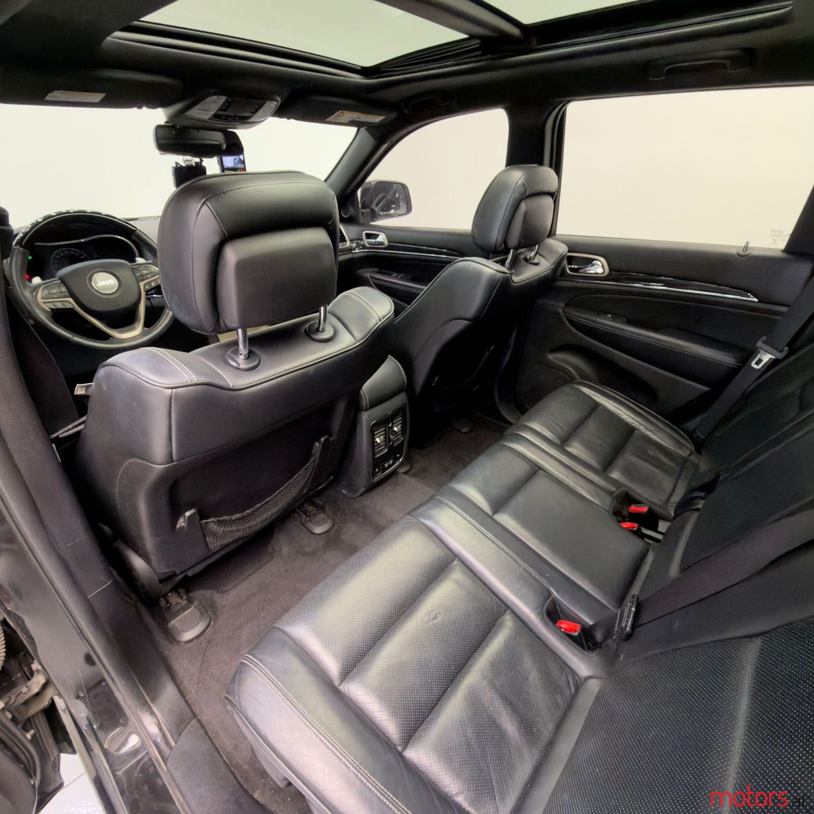 2015' Jeep Grand Cherokee photo #2