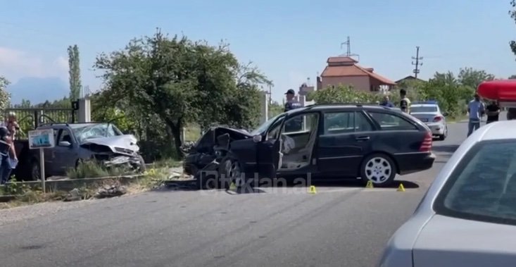 Përplasen dy makina në Lezhë, plagosen dy shoferët dhe një grua