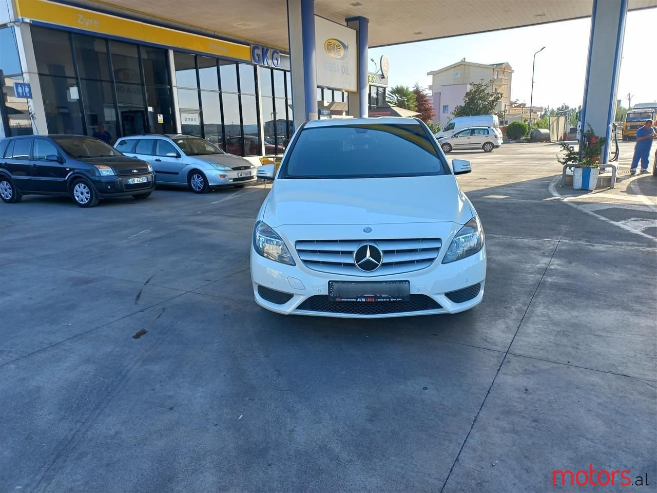 2013' Mercedes-Benz 200 photo #1