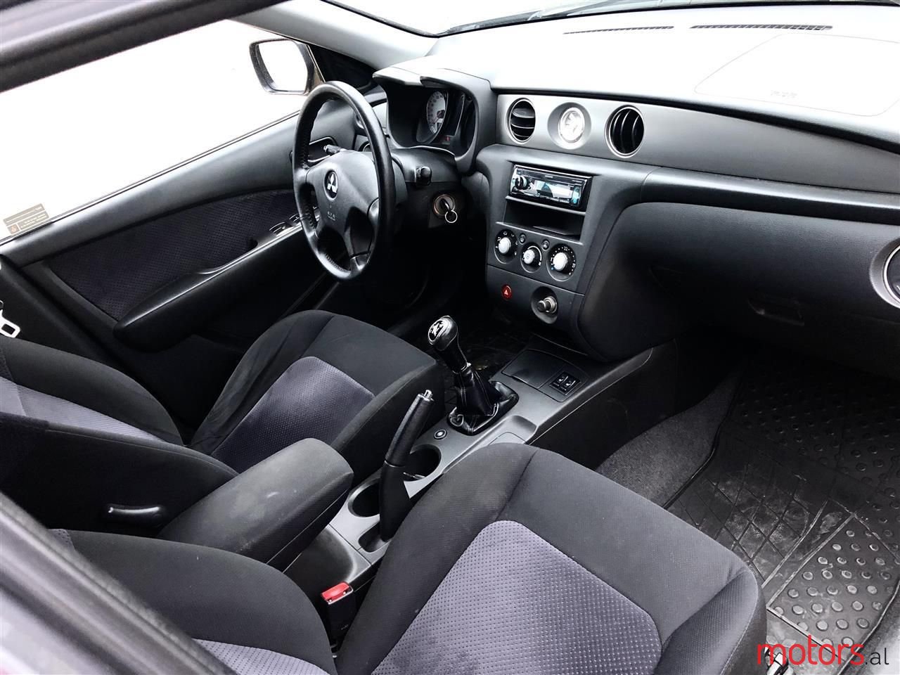 2006' Mitsubishi Outlander photo #2