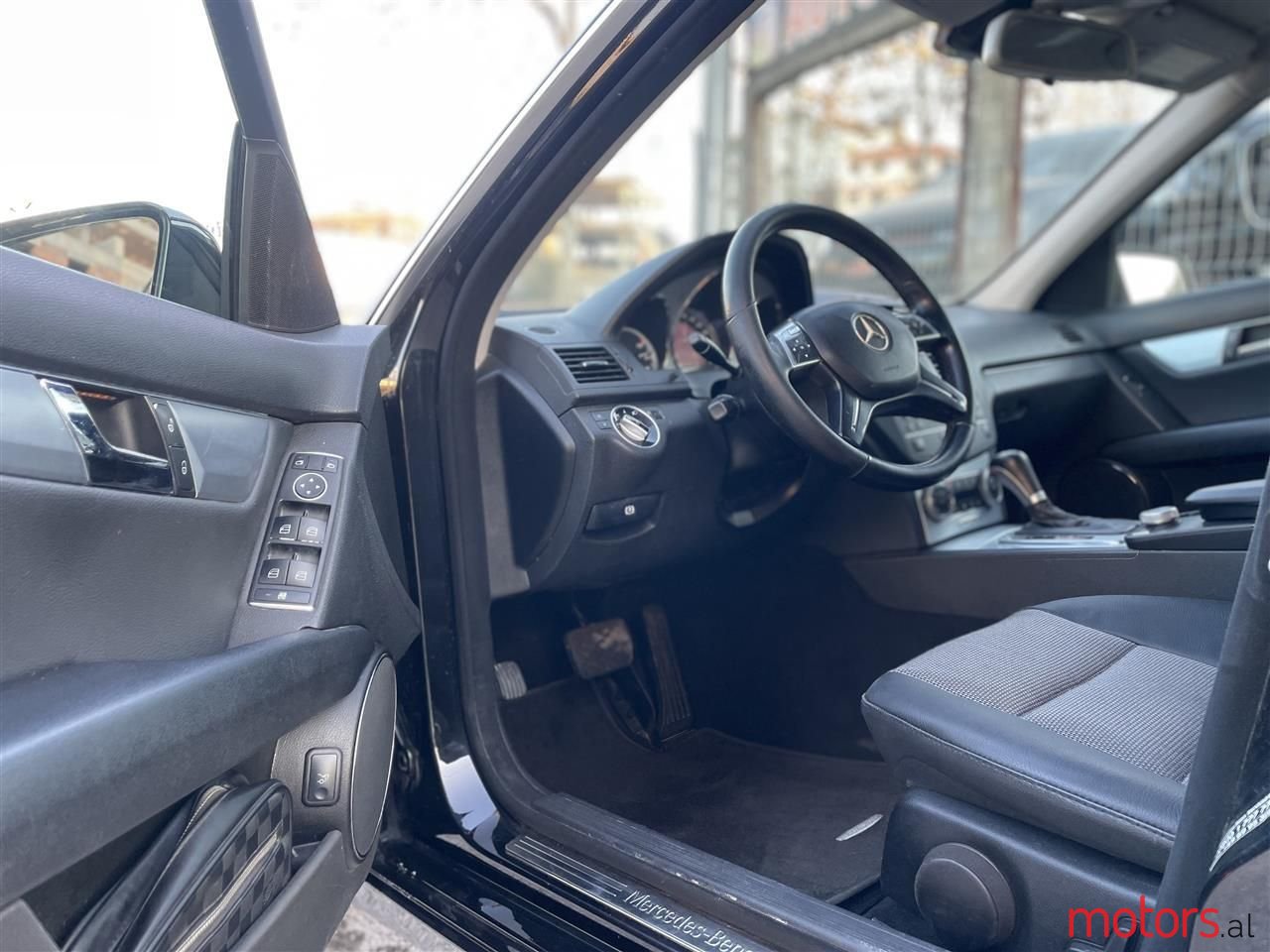 2011' Mercedes-Benz C 200 photo #2