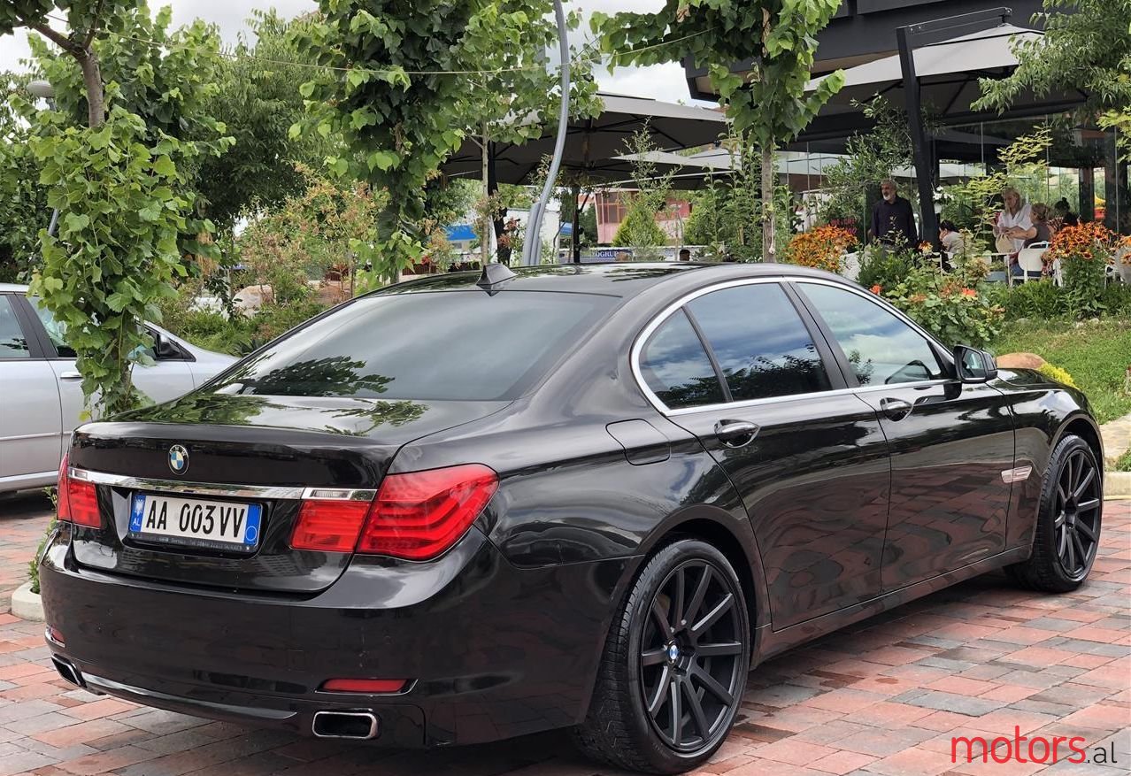 2011' BMW 740 photo #1