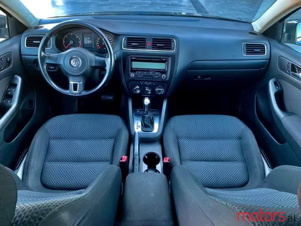 2011' Volkswagen Jetta photo #2