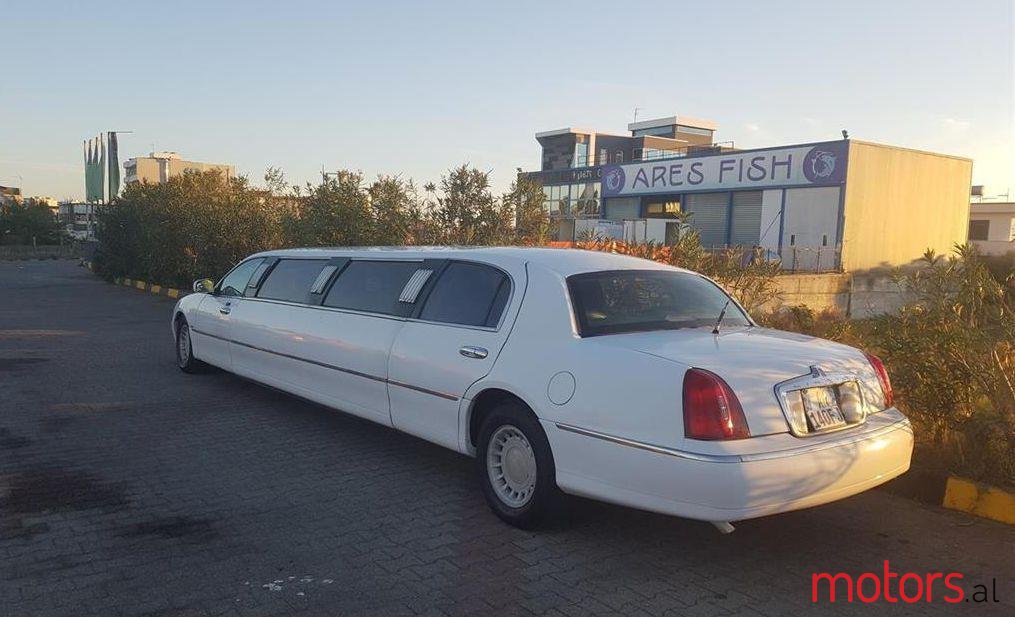 2001' Lincoln Town Car photo #1