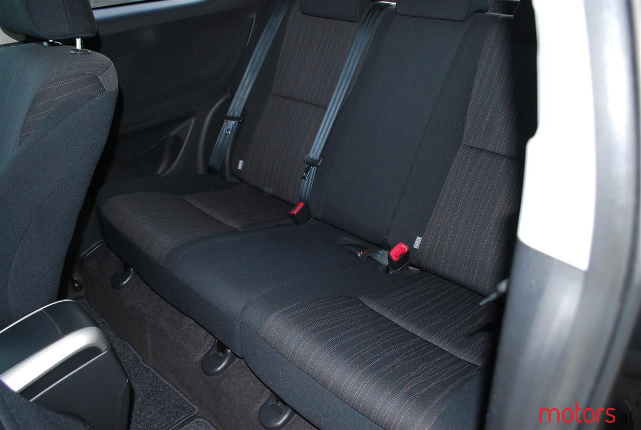 2010' Toyota Auris photo #2