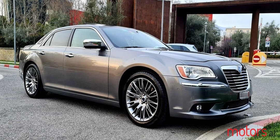 2012' Lancia Thema photo #2