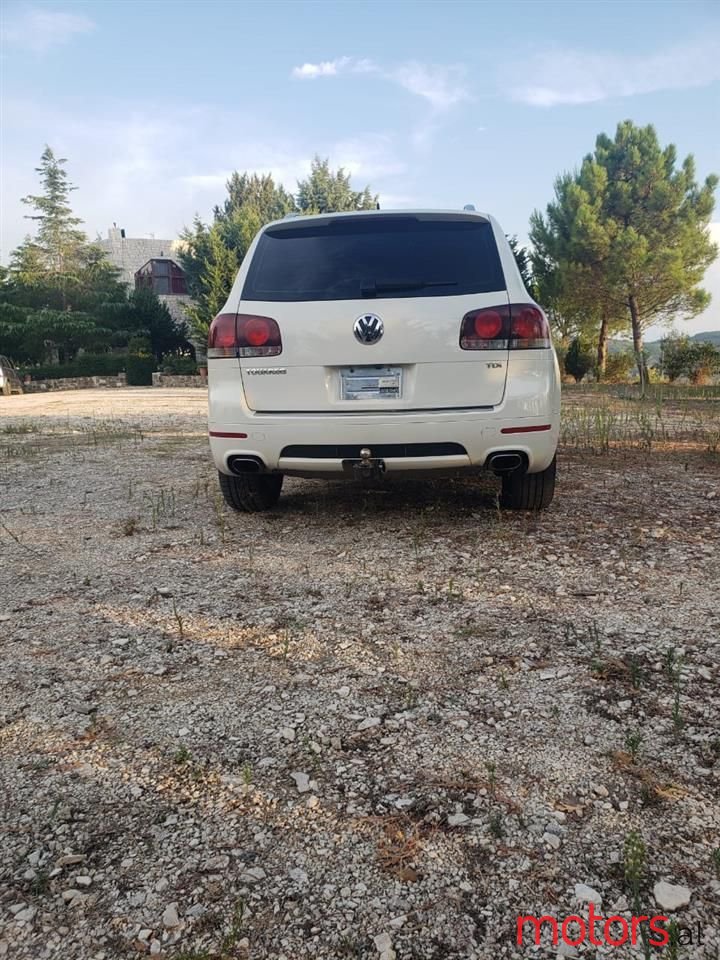 2010' Volkswagen Touareg photo #1