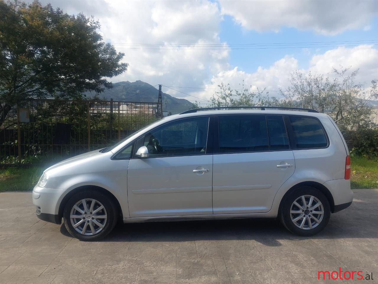 2004' Volkswagen Touran photo #5