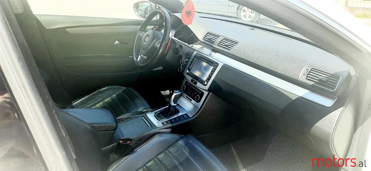 2011' Volkswagen Passat photo #3