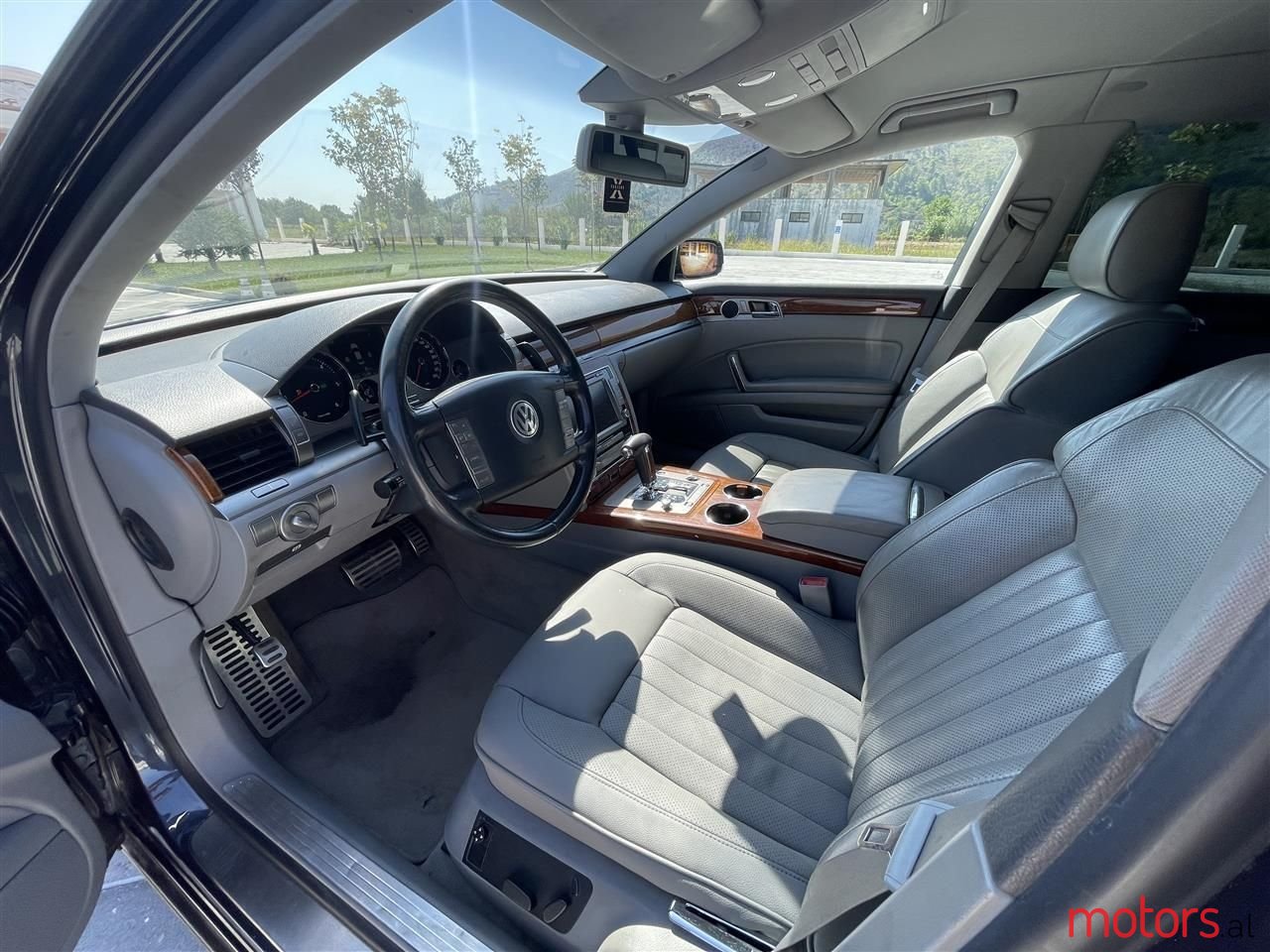 2009' Volkswagen Phaeton photo #3