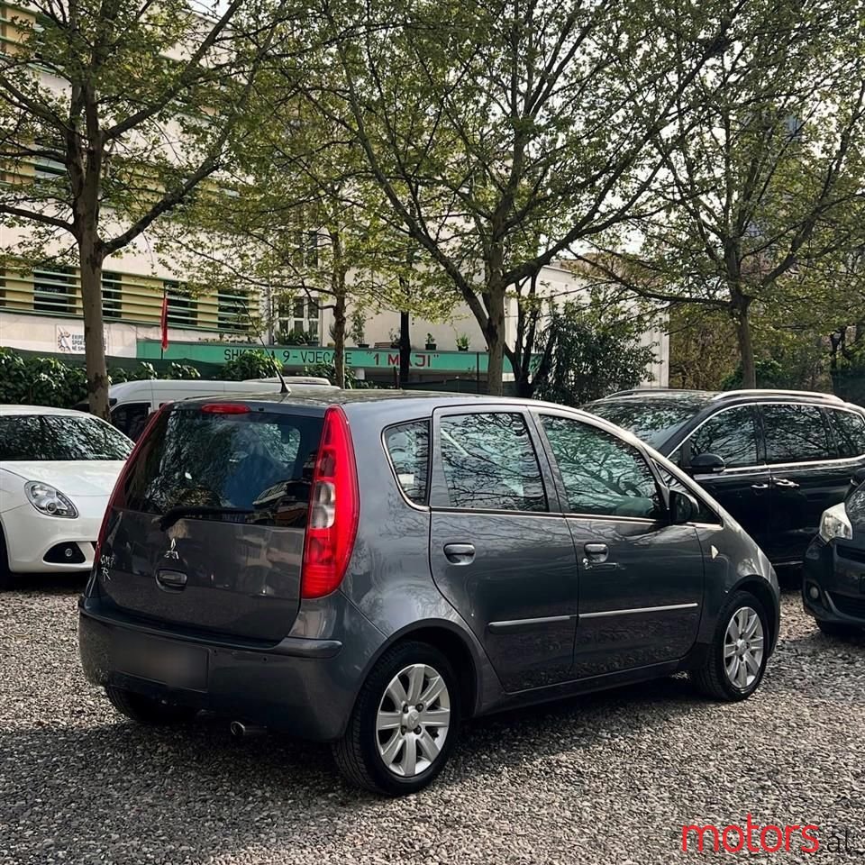 2006' Mitsubishi Colt photo #2