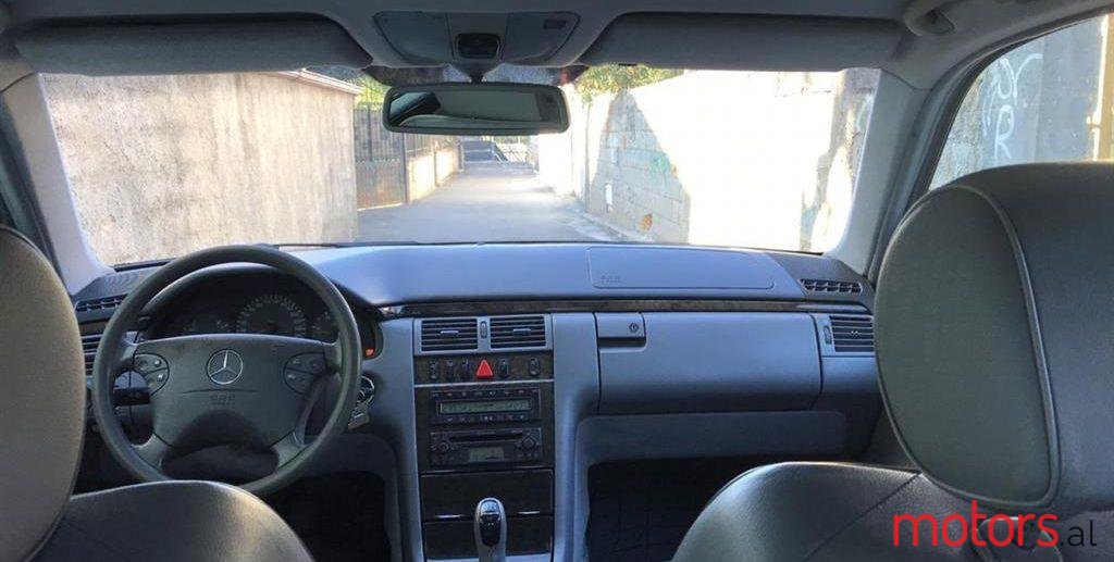 2001' Mercedes-Benz E 220 photo #2