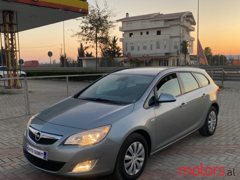 2011' Opel Astra photo #2