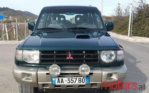 2002' Mitsubishi Pajero photo #1