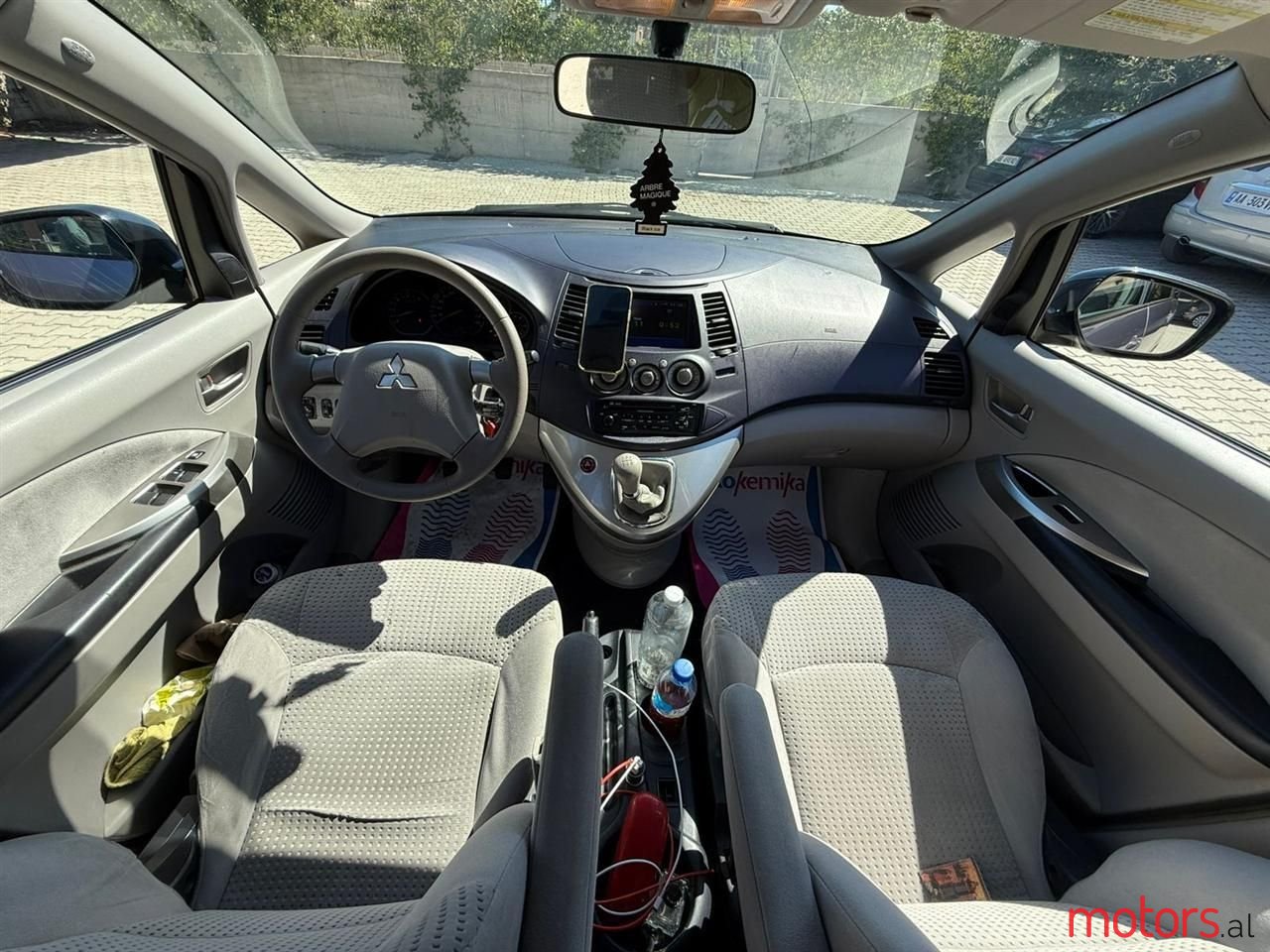 2005' Mitsubishi Grandis photo #1