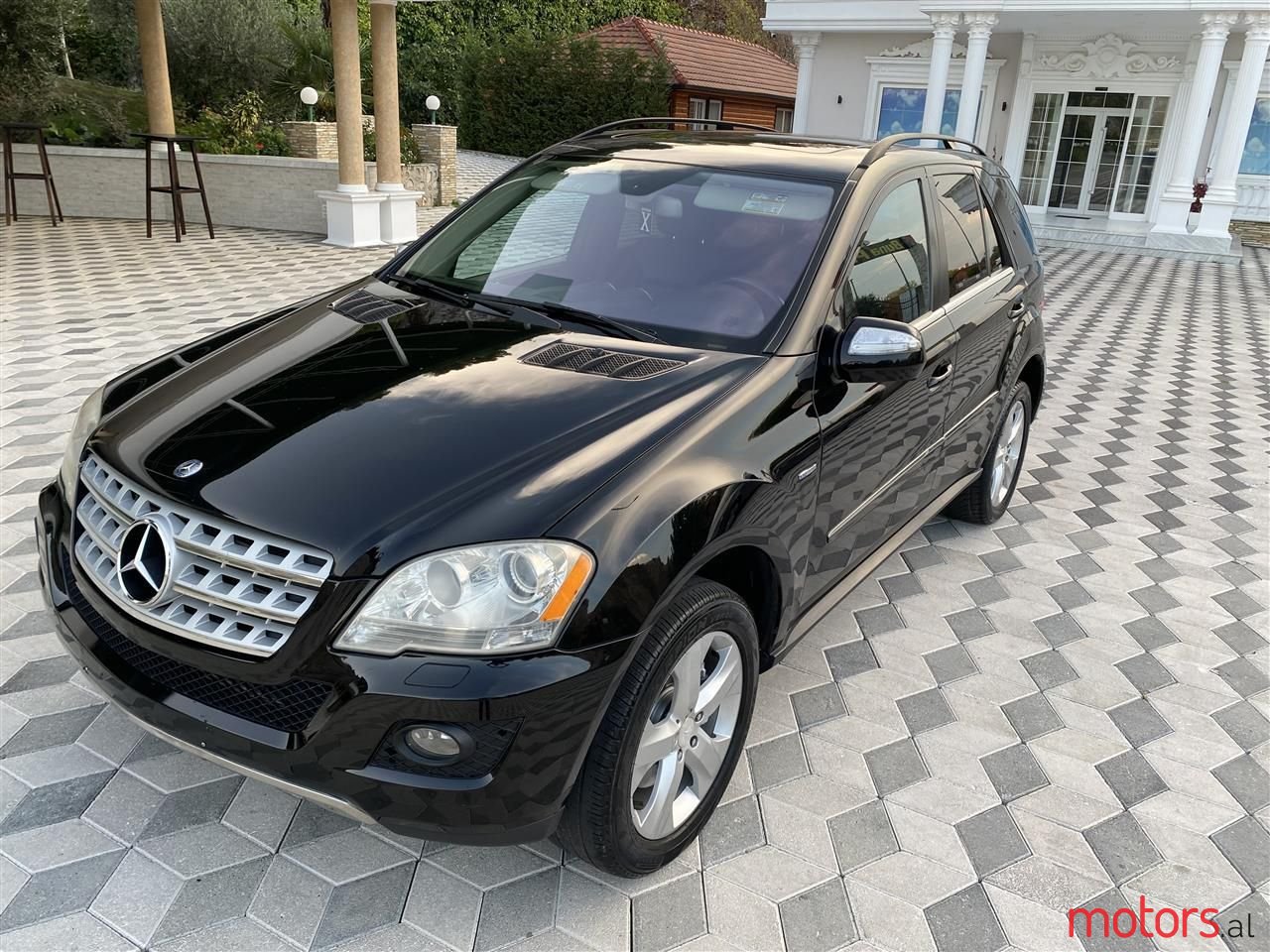 2010' Mercedes-Benz 350 photo #3