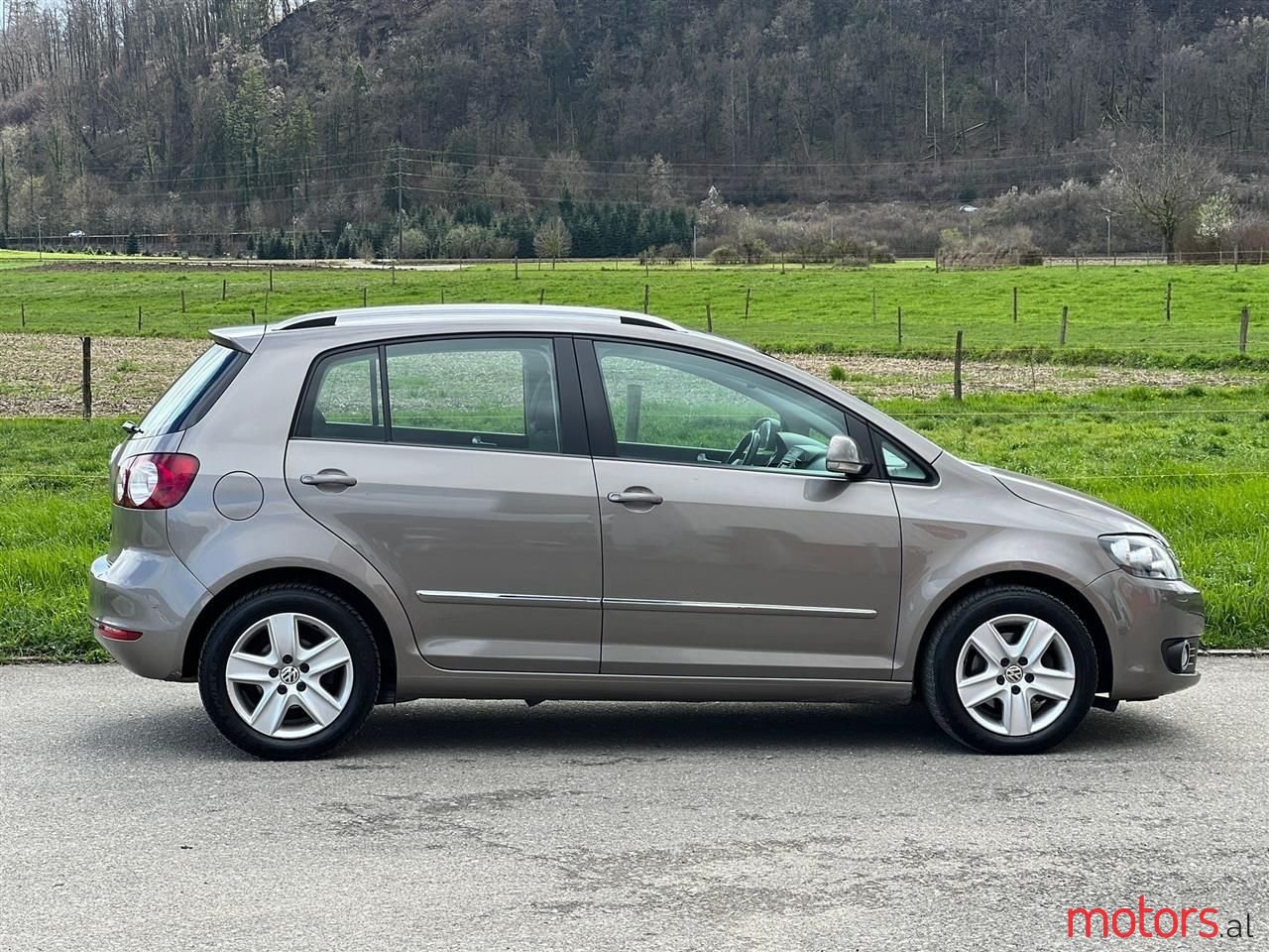 2010' Volkswagen Golf Plus photo #2