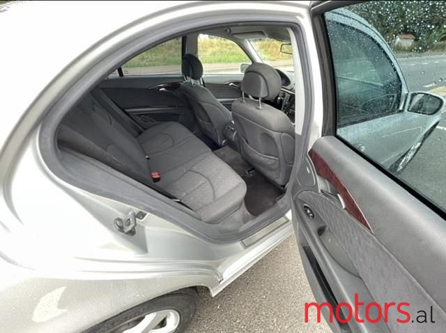 2004' Mercedes-Benz E 220 photo #4