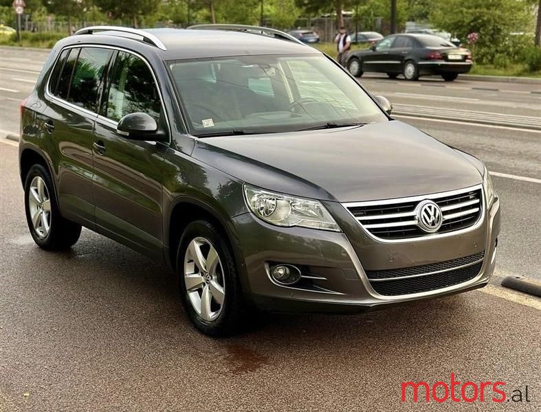 2011' Volkswagen Tiguan photo #1