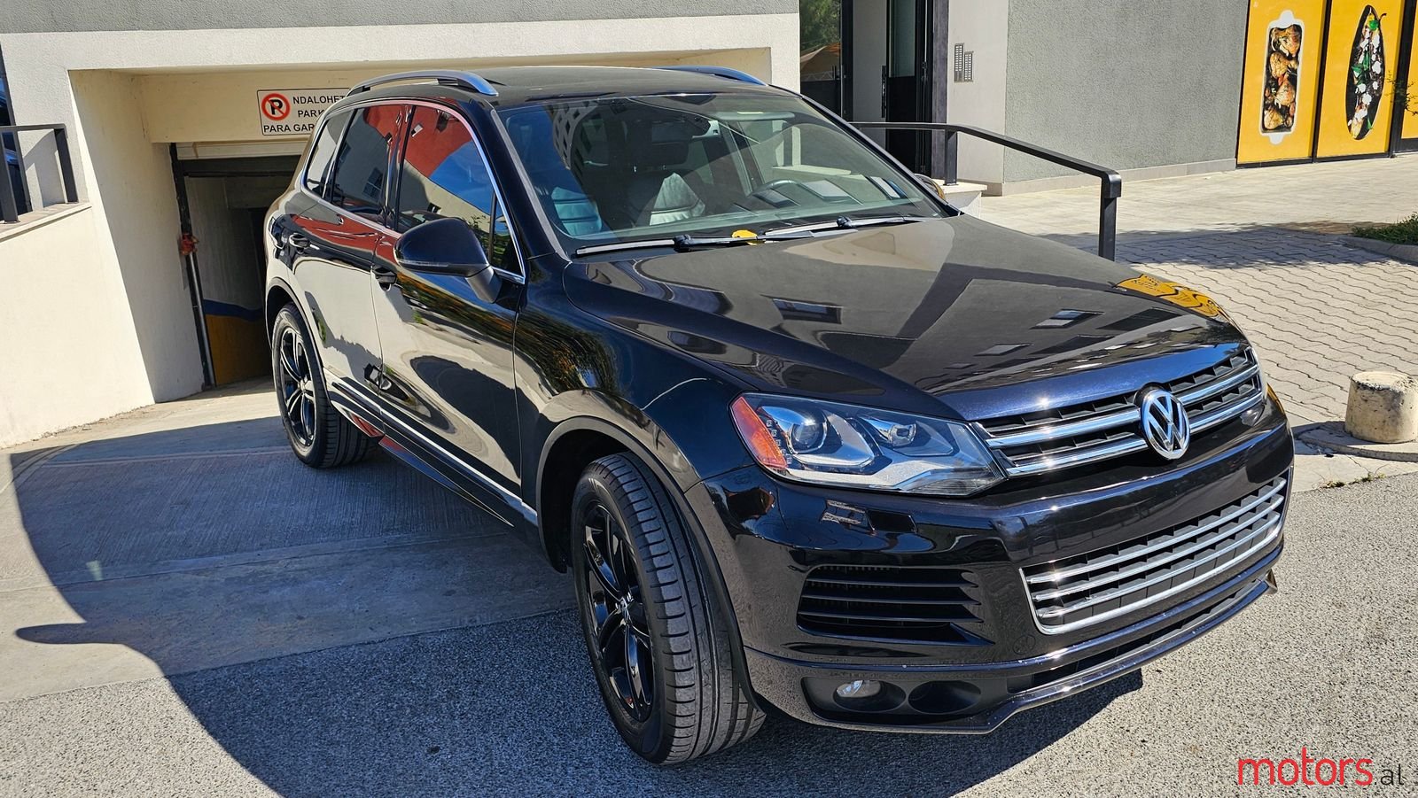 2014' Volkswagen Touareg photo #3