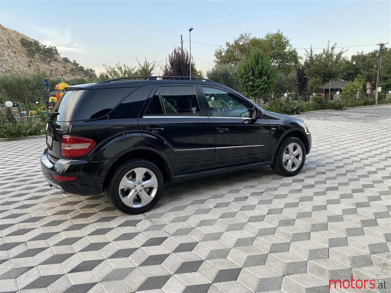 2010' Mercedes-Benz 350 photo #4