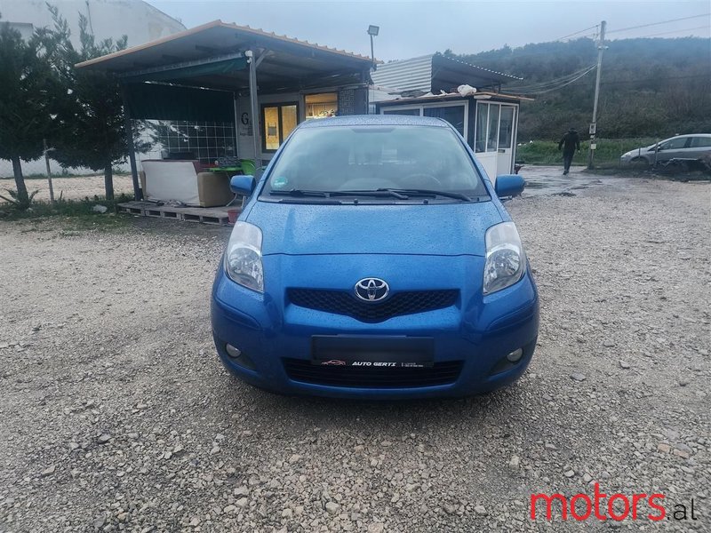 2011' Toyota Yaris photo #3