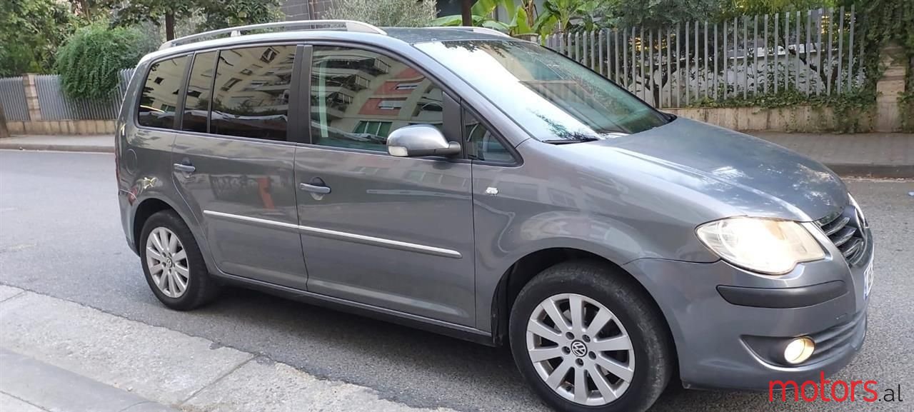 2007' Volkswagen Touran photo #2