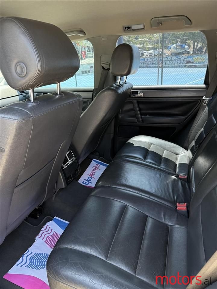 2005' Volkswagen Touareg photo #3