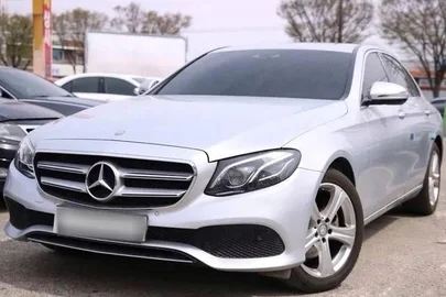 2017' Mercedes-Benz E 220
