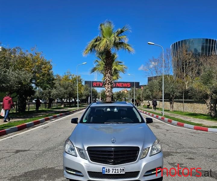 2011' Mercedes-Benz E 200 photo #5