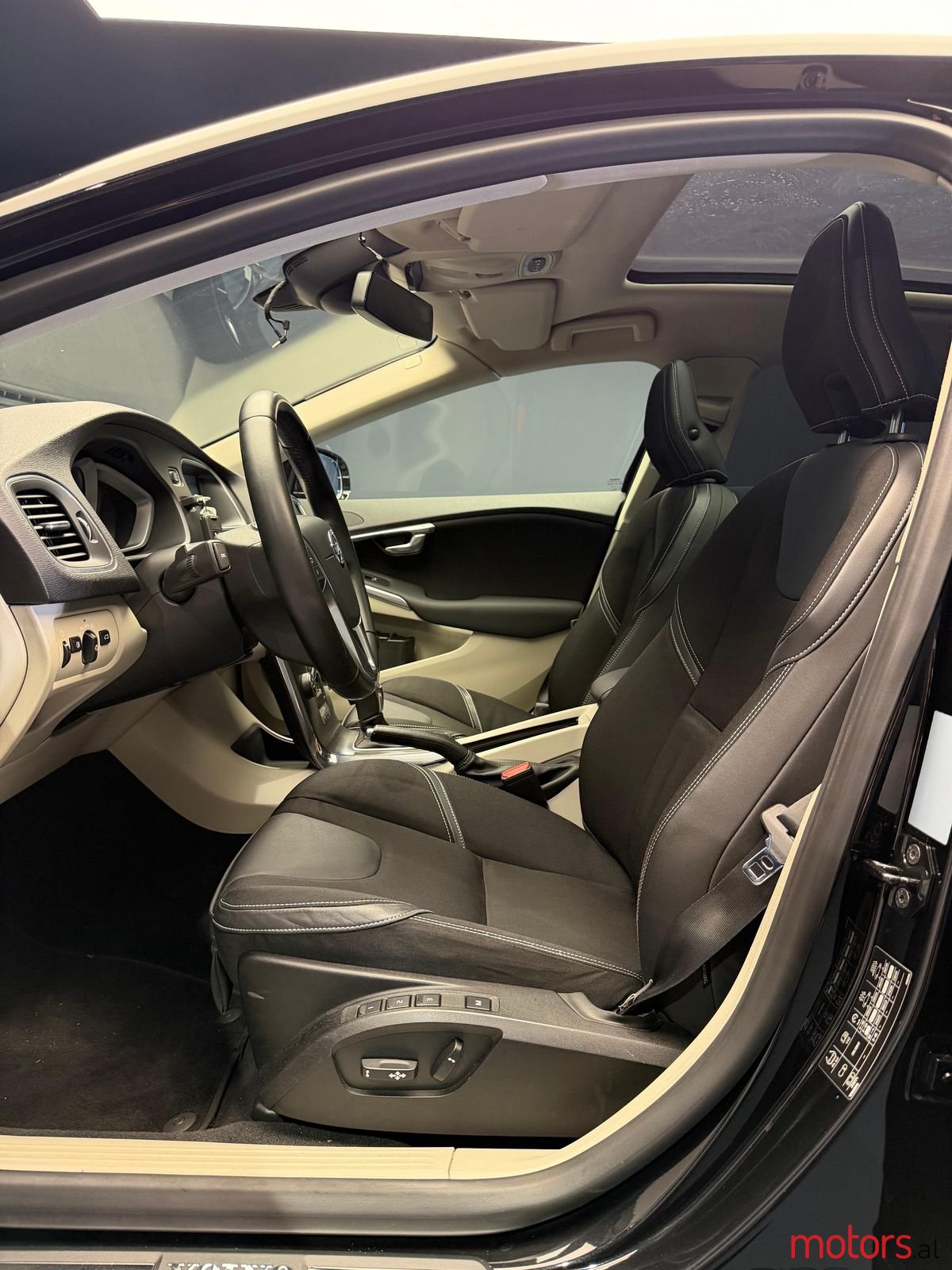 2013' Volvo V40 photo #2