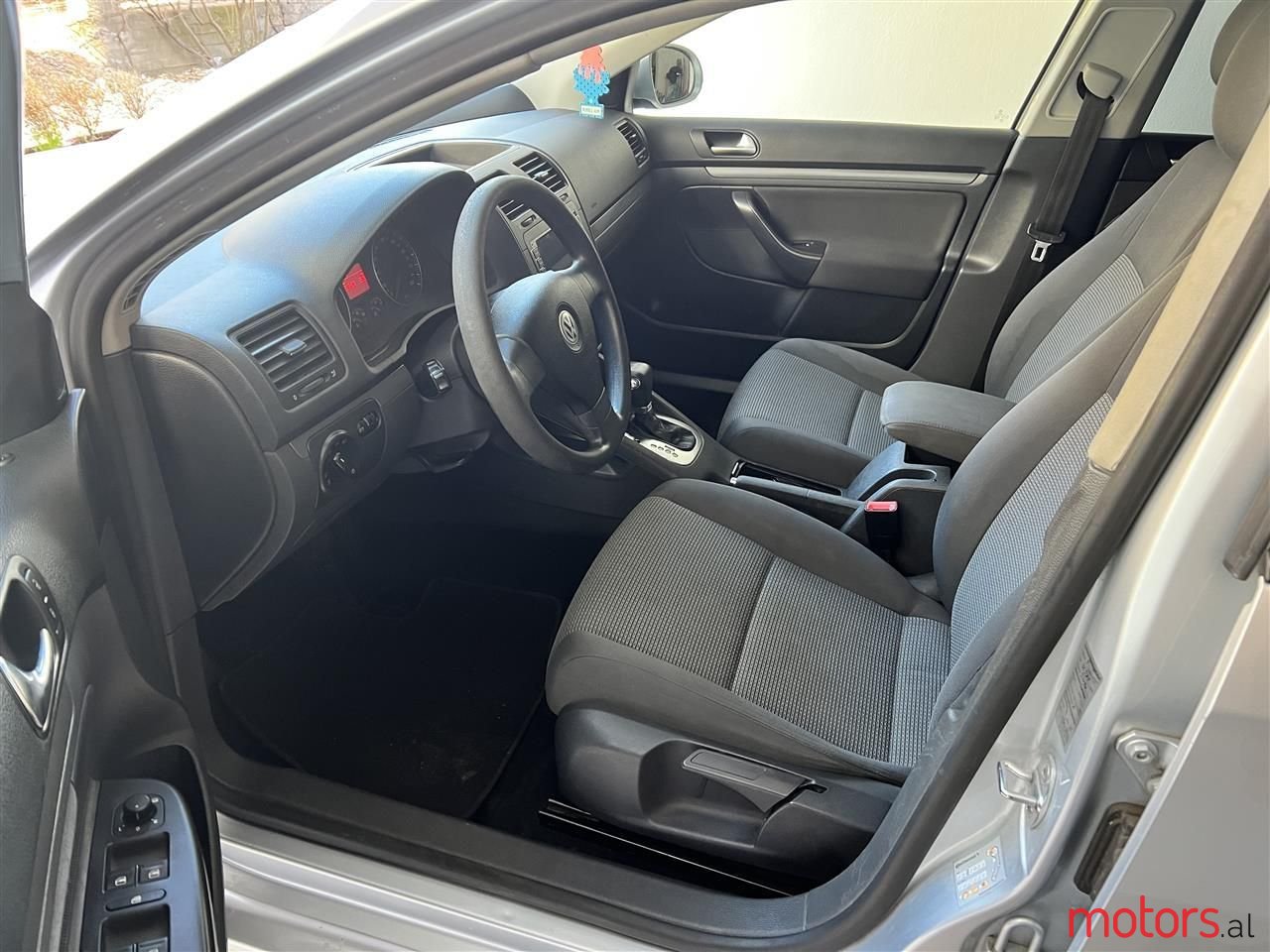 2009' Volkswagen Golf photo #4