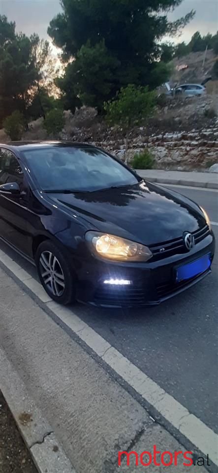 2011' Volkswagen Golf photo #1