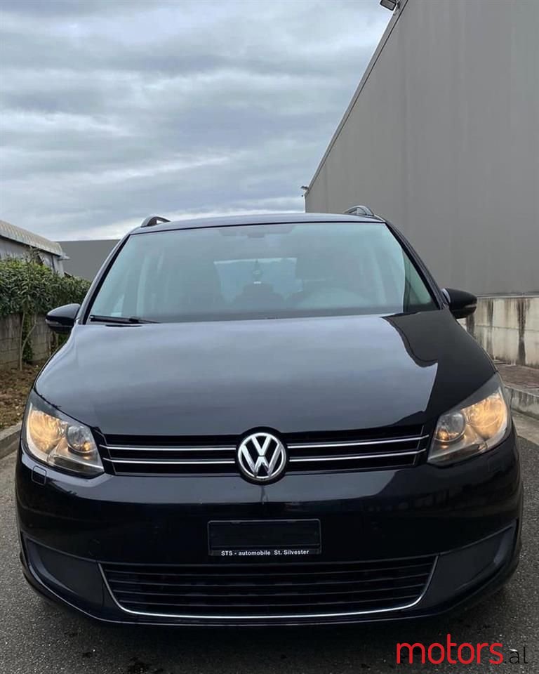 2011' Volkswagen Touran photo #3