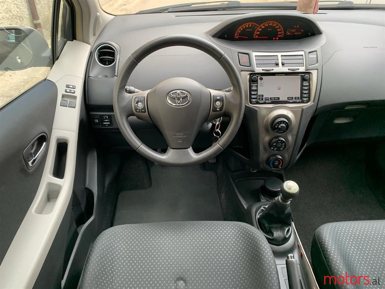 2010' Toyota Yaris photo #3