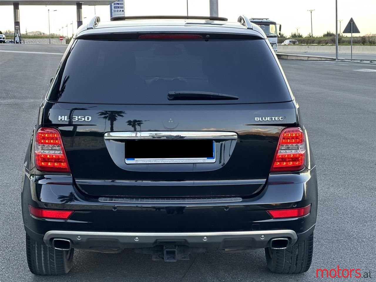 2011' Mercedes-Benz 350 photo #2