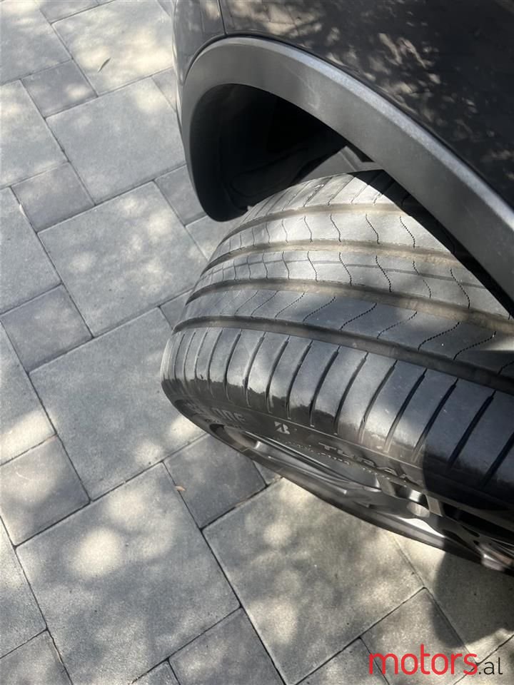 2011' Volkswagen Touareg photo #2