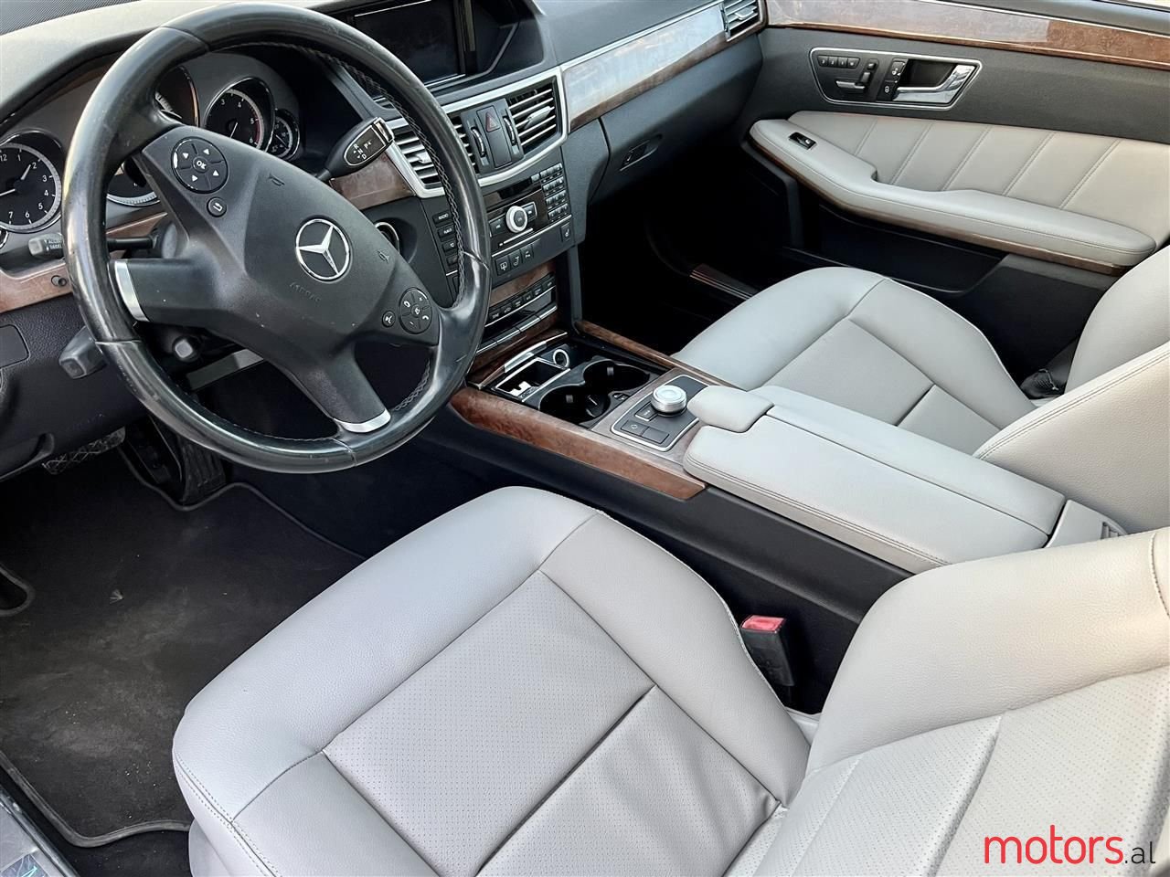 2011' Mercedes-Benz E 350 photo #2