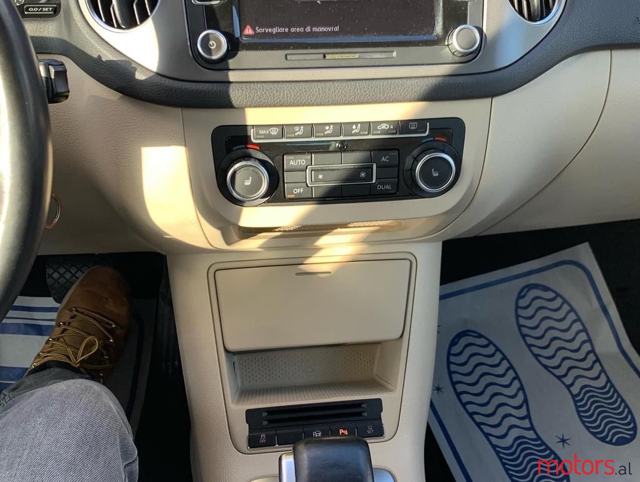 2010' Volkswagen Tiguan photo #5